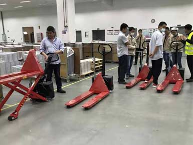 電動高升程搬運車交付使用，感謝廠家羅總親自跟客戶講解操作方法！