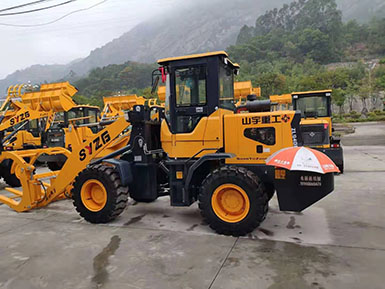 恭喜羅總喜提新車，山宇裝載機940走起，山宇重工，助您成功！